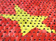 Vietnamesen formen die Landes-Flagge © AP
